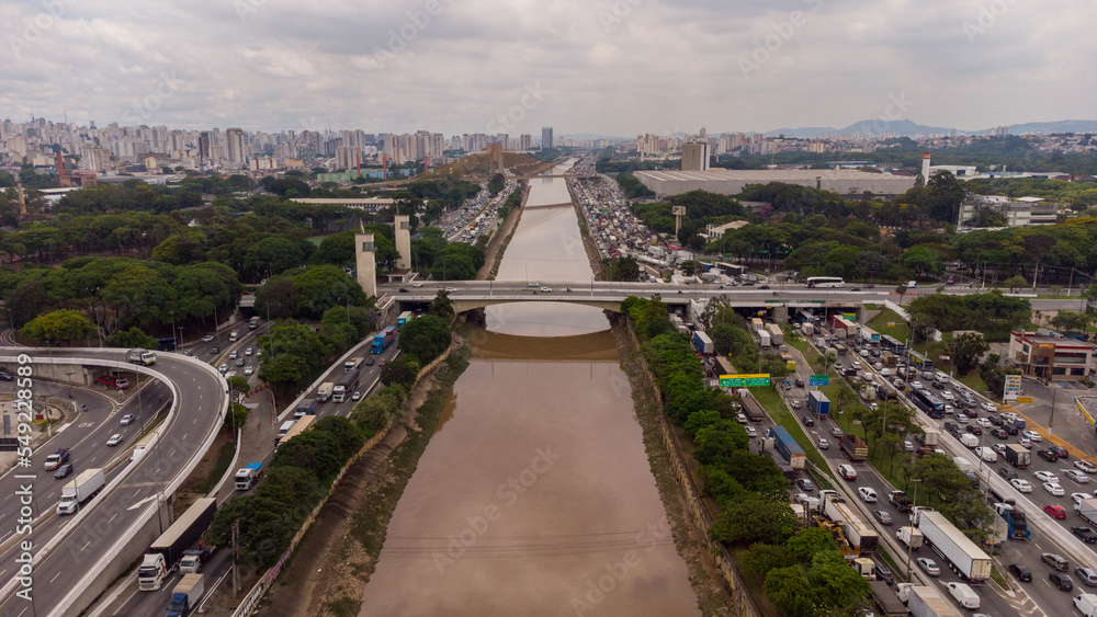 Aerial view of traffic on Marginal Tietê near Ponte dos Bandeiras