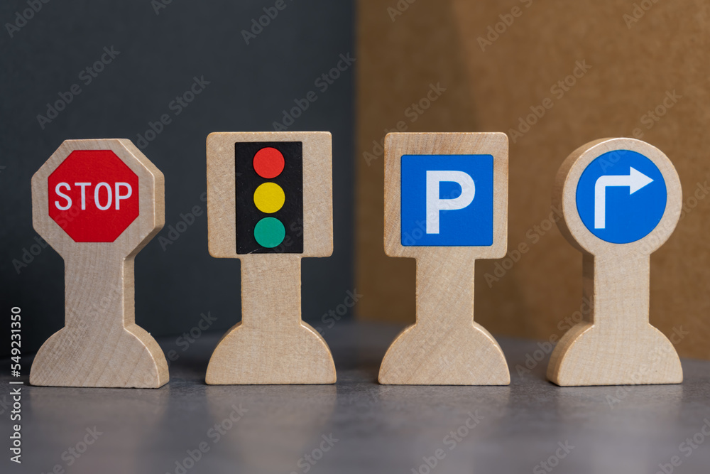 panneaux de signalisation français en bois jouet pour enfant Stock