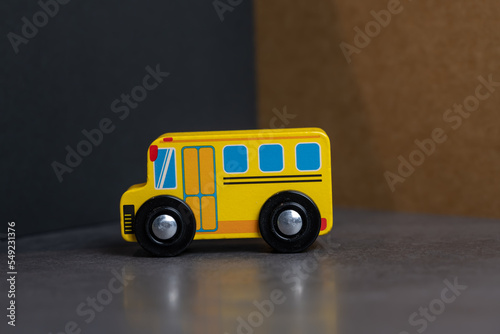 petit bus en bois jouet pour enfant transports en commun