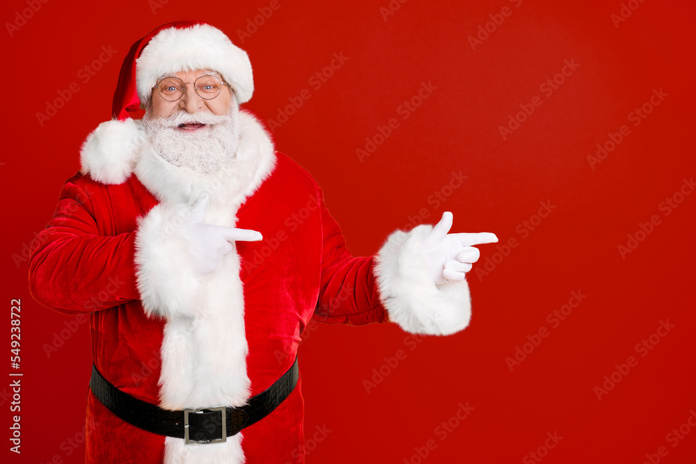 Photo jolly holly fairy bearded santa claus point index finger copyspace indicate x-mas noel christmas ads promotion wear style stylish cap belt isolated bright shine color background Photo jolly holly fairy bearded santa claus point index finger copyspace indicate x-mas noel christmas ads promotion wear style stylish cap belt isolated bright shine color background