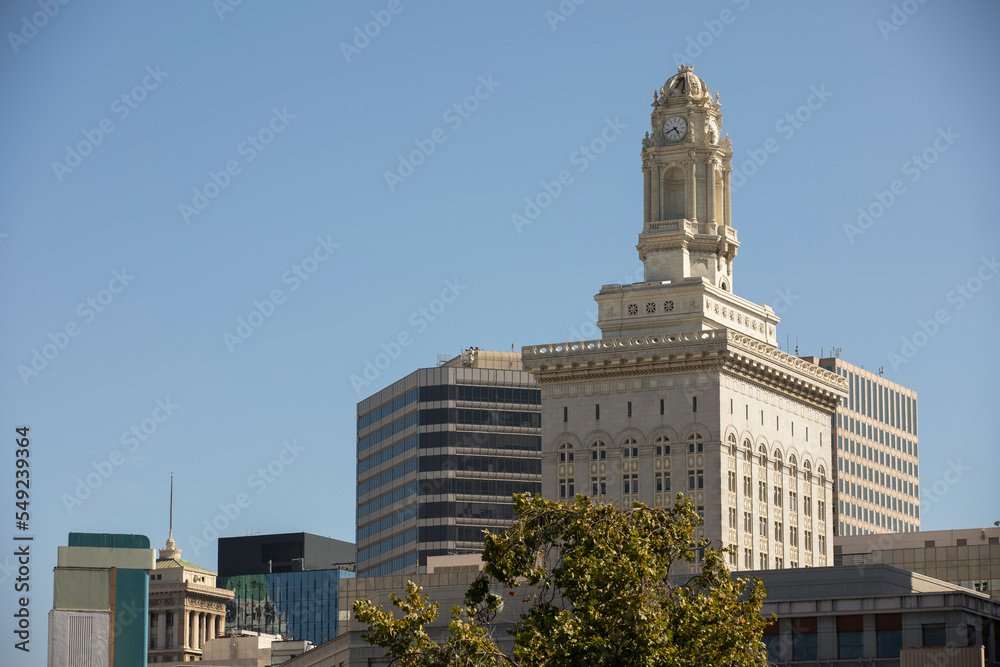 Obraz premium Late afternoon view of the historic downtown city center of Oakland, California, USA.