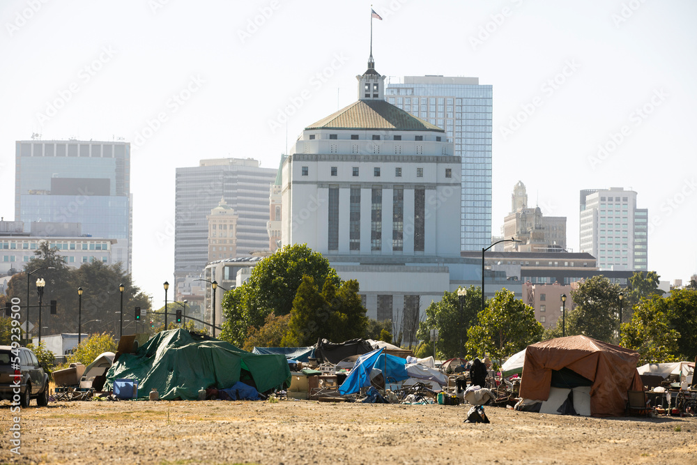 A homeless encampment frames the skyline of downtown Oakland, California, USA. - obrazy, fototapety, plakaty 