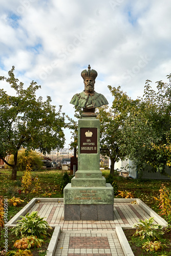 statue of the monarch
