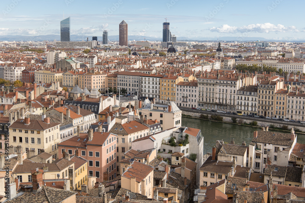 panorama de la ville de Lyon et de ses différents quartiers anciens et modernes