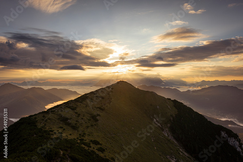 Aussicht vom Frechjoch über den Veitsberg auf den Sonnenaufgang über dem Kaisergebirge, Tirol, Österreich photo