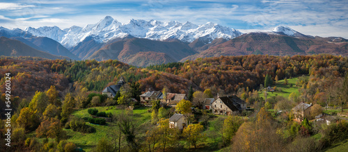 Fotografiet Mountain village in the Ariege Pyrenees in southwest France