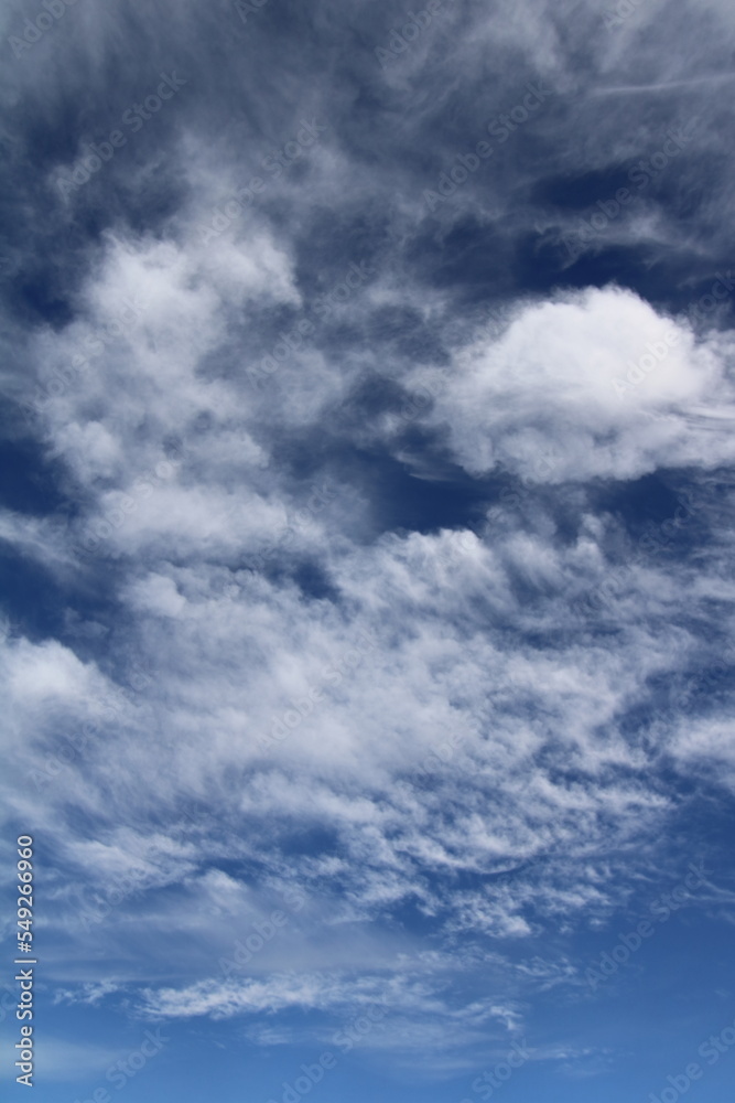 Cielo azul con nubes blancas. Cielo nuboso con nubes altas (cirros).