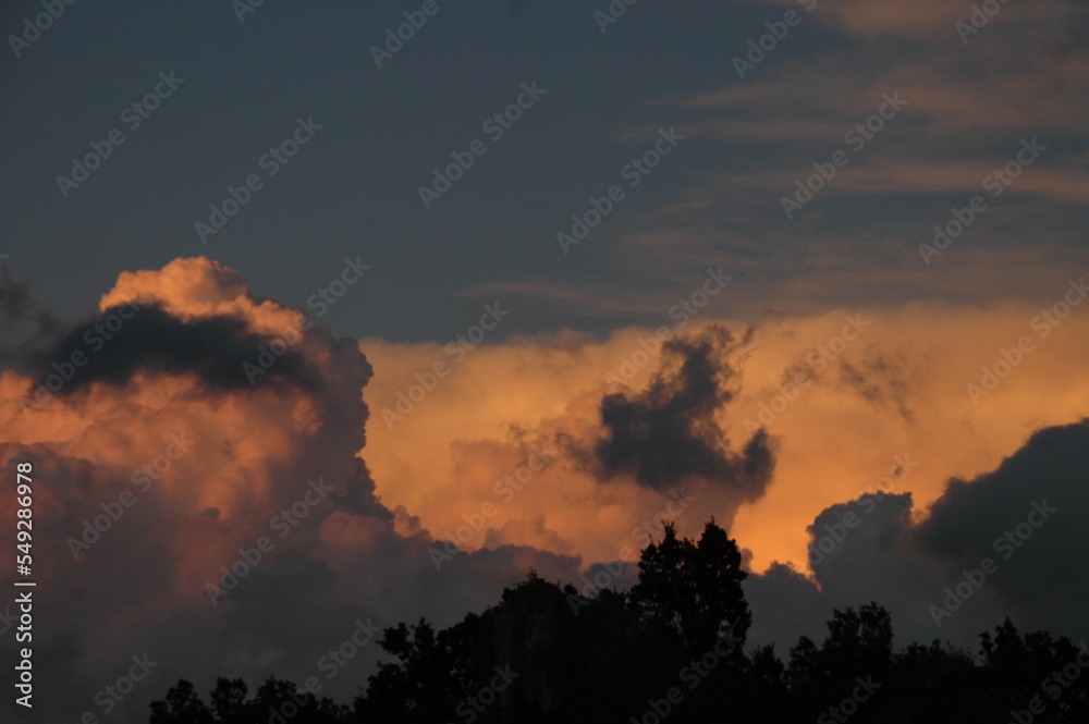 cielo di montagna al tramonto abbracciato da nubi fitte