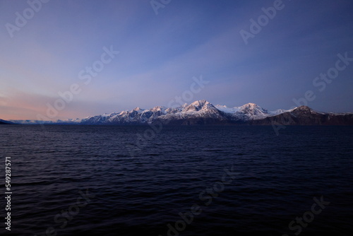 Schneebedeckte Berge an der Küste bei Alta in Norwegen