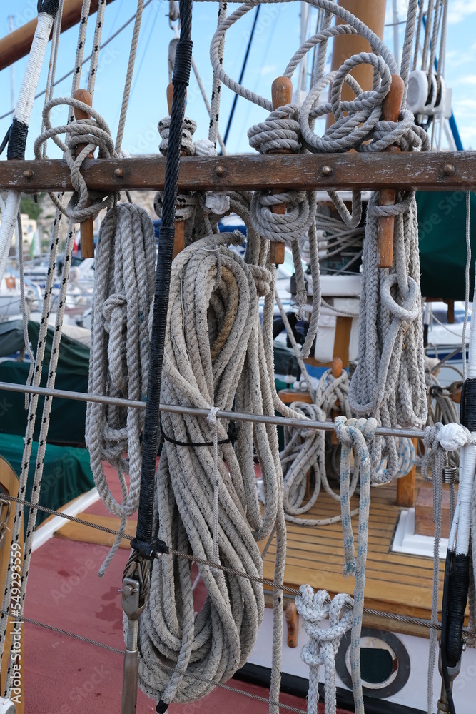 Obraz premium Lines hang on the side of an old sailboat in France
