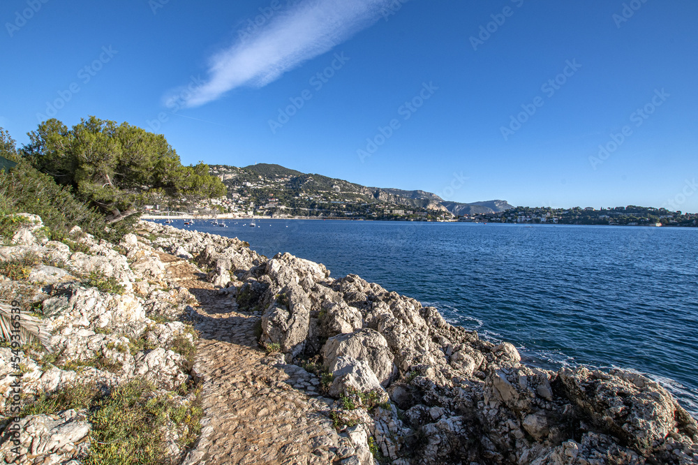 Paysage de bord de mer sur la Côte d'Azur avec un panorama sur le charme de la Côte d'Azur, lieu paradisiaque donnant envie d'y aller en voyage ou d'y passer ses vacances