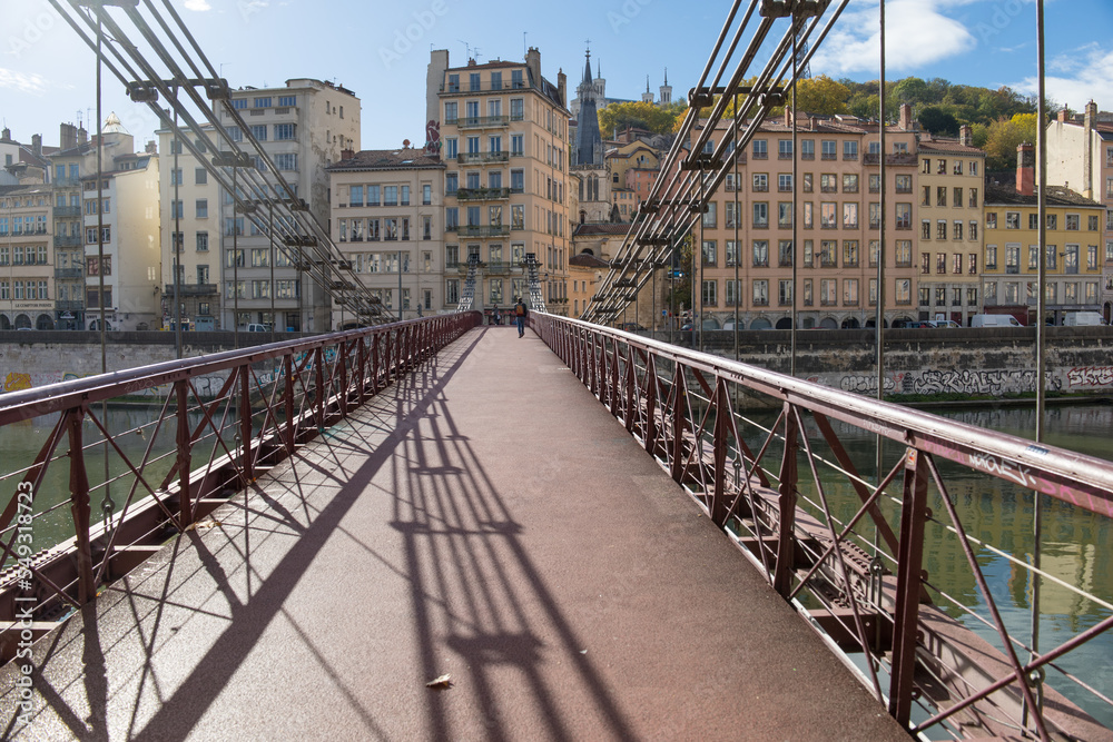 Fototapeta premium silhouette sur la passerelle Saint-Vincent donnant accès au quartier du Vieux et au quartier Saint-Paul à Lyon