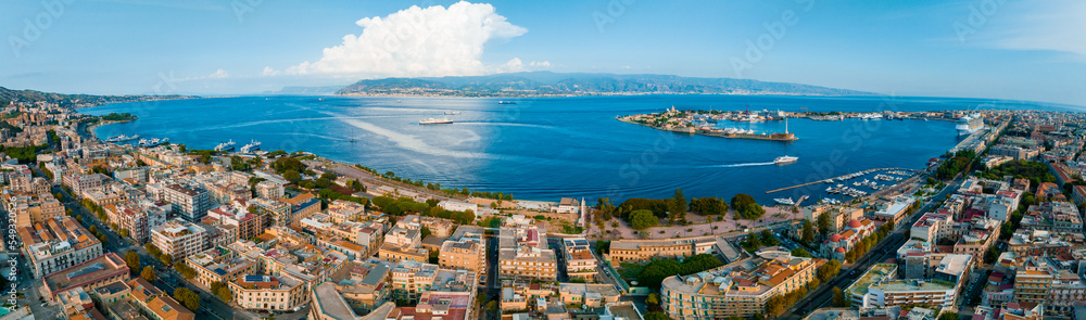 Obraz premium Messina, Sicily, Italy, August 20, 2022. View of the Messina's port with the gold Madonna della Lettera statue