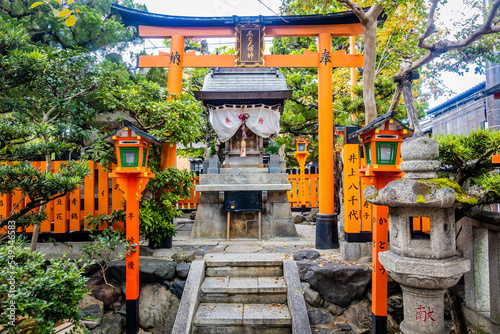 Fotografia Tatsumi Shrine entrance in Gion center district