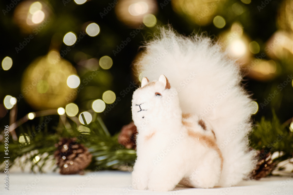 Escenas de navidad con mini pesebres hechos a mano con materiales reciclados. Animales hechos de alpaca con lana color blanco. Fondo navideño blanco y verde con dorado. Escenas de indígenas andinos. Escenas de navidad con mini pesebres hechos a mano con materiales reciclados. Animales hechos de alpaca con lana color blanco. Fondo navideño blanco y verde con dorado. Escenas de indígenas andinos.