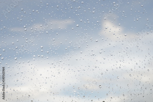 빗방울 맺힌 창 너머로 보이는 맑은 하늘과 구름