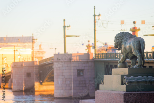 Print op canvas Sculpture of a lion on the Admiralteiskaya embankment in St