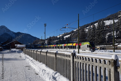 Obraz na płótnie Treno panoramico Alto Adige (stazione di San Candido) w salonie