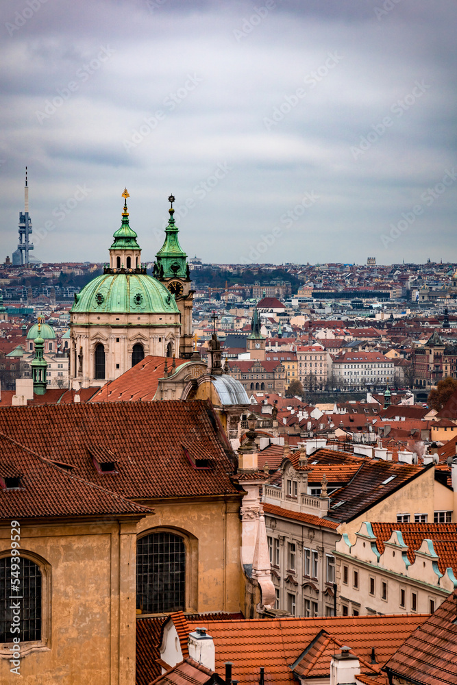 Prague, vue de la ville avec Le dôme et le clocher de l'église de Saint Nicolas