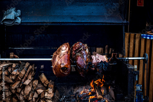 Fotografi Jambons grillés à la broche au feu de bois