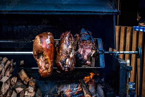 Jambons grillés à la broche au feu de bois