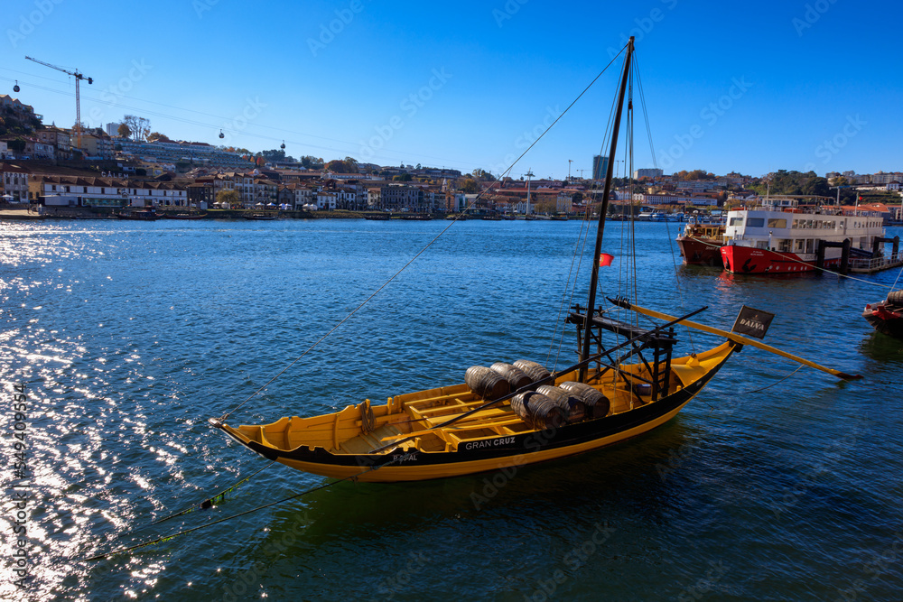Placed along the Douro river and extending with it until the Atlantic ocean, Porto is a wonderful town. Ribeira do Porto is one of its oldest zones with interesting bridges and colourful buildings