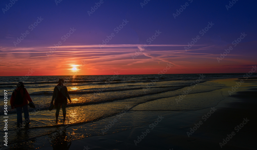 Sonnenuntergang am Sandstrand von Huisduinen-Den Helder in der niederländischen Provinz Nordholland