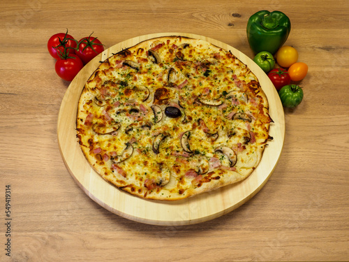 Trés belle pizza appétisante, posé sur un plateau en bois.