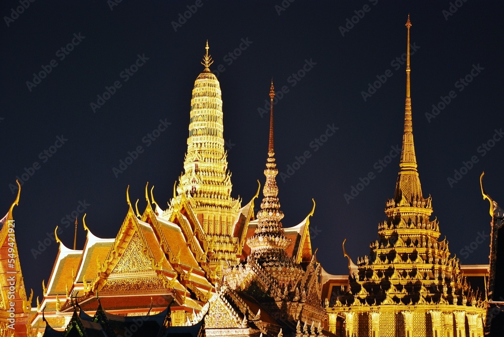 Fototapeta premium エメラルド寺院 （ワット・プラケオ）の夜・バンコク