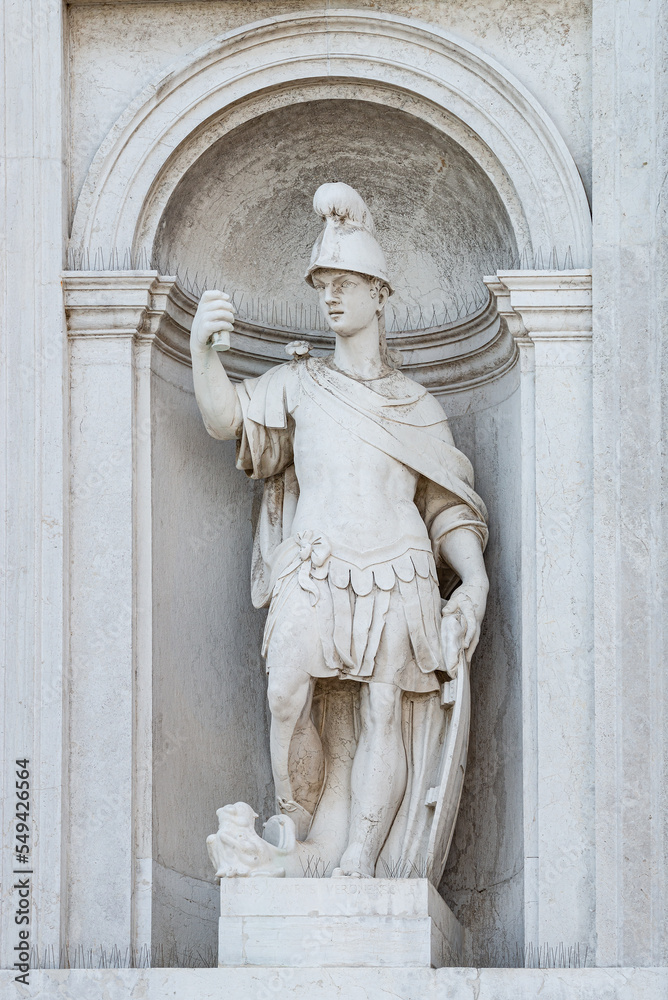 Obraz premium Old sculpture of a Roman soldier in armor, in downtown of Venice, Italy, closeup, details.