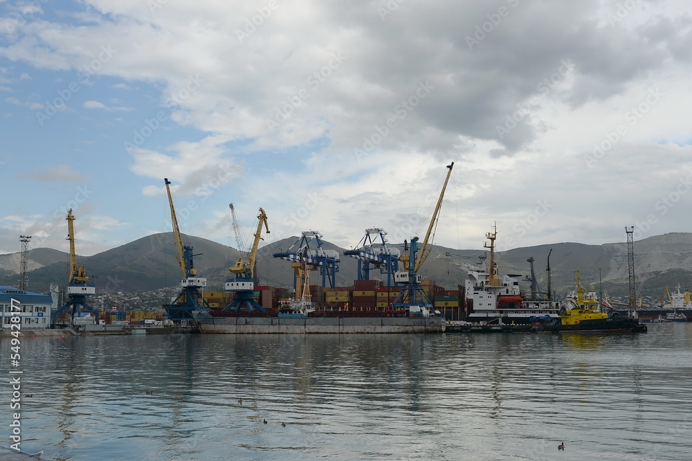 Unloading of vessels in the seaport of Novorossiysk Unloading of vessels in the seaport of Novorossiysk