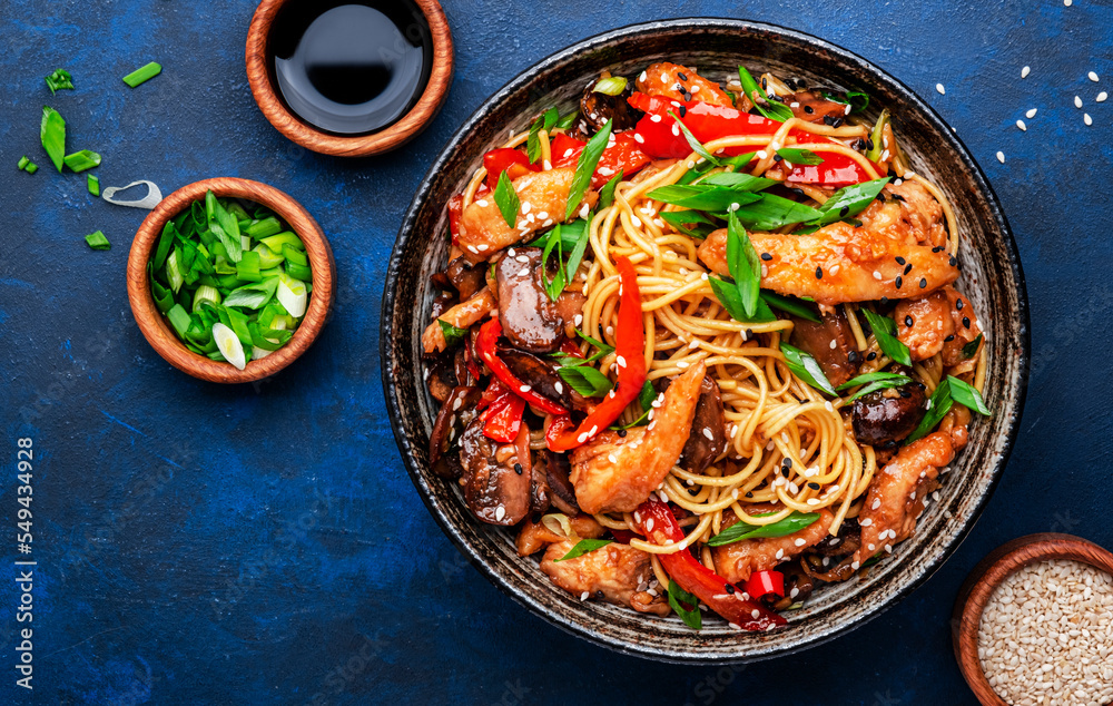 Φωτογραφία Stir fry noodles with chicken, red paprika, mushrooms, chives and sesame seeds in bowl