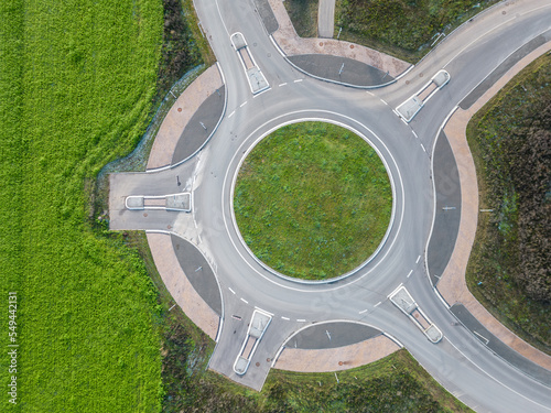 Luftbild von einem neuen Kreisverkehr im Baugebiet