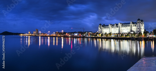 Canvas Print panoramique sur quai vu de l'opéra à l'heure bleu et reflet sur Fjord d'Oslo en