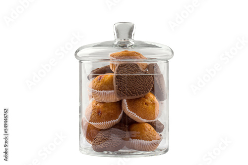 Fotografia cupcakes and cookies in the shape of a heart in a glass jar, isolated