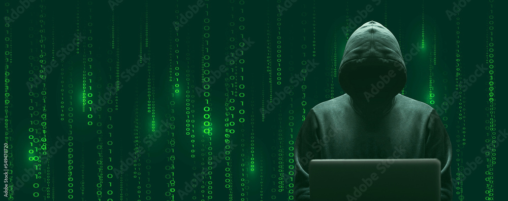 Silhouette décalée sur la droite du cybercriminel devant son écran d'ordinateur portable sur fond de données binaires vert - obrazy, fototapety, plakaty 