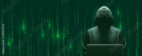 Foto Silhouette décalée sur la droite du cybercriminel devant son écran d'ordinateur
