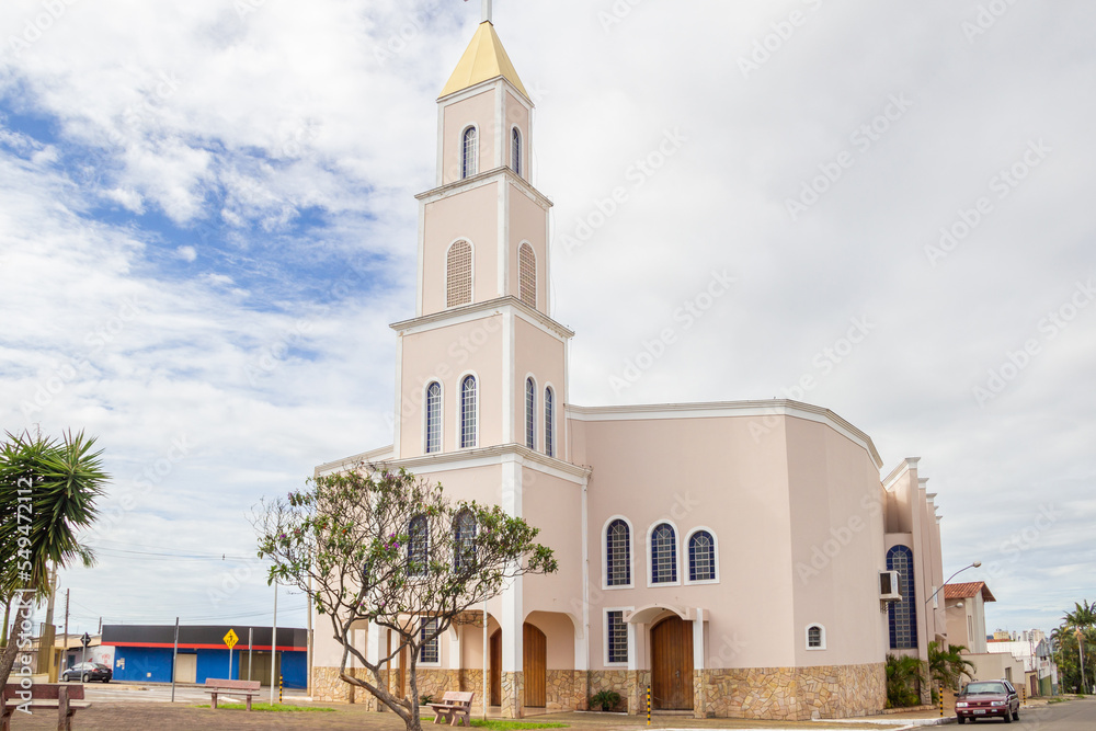 Vista lateral da Paróquia Nossa Senhora D'abadia na cidade de Anápolis em Goiás em um dia nublado.
