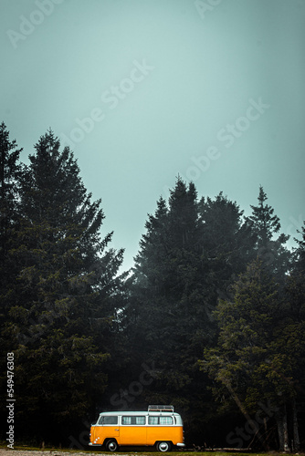 Van combi retro vintage dans les montagnes en automne en France