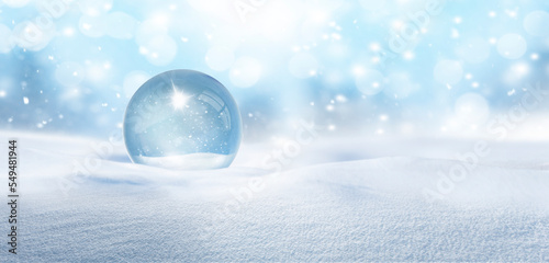 Schneekugel mit Schneeflocken im Schnee