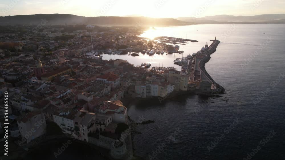 sunset pittoresque sur la vieille ville et le port de Saint-Tropez - Var France Côte d'Azur Méditerranée	