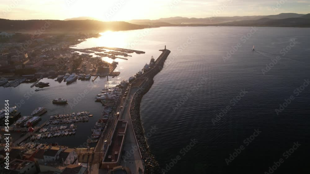sunset  pittoresque sur la vieille ville et le port de Saint-Tropez - Var France Côte d'Azur Méditerranée	