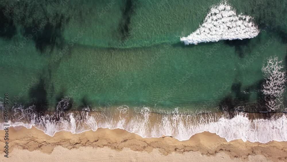 une plage avec des vagues cassant sur le sable - Méditerranée	