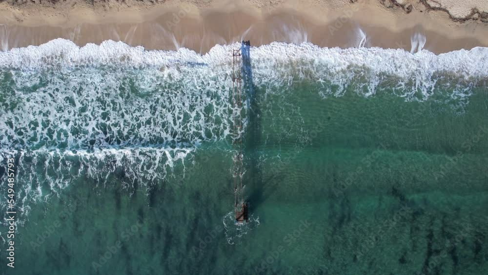 vagues cassant en vue aérienne sur une plage de sable - Méditerranée