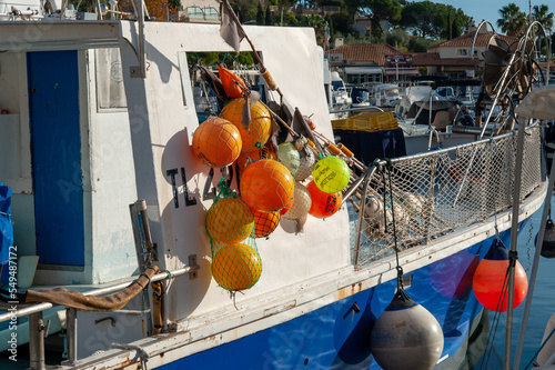 Markierungsbojen im Fischereihafen von Le Lavandou
