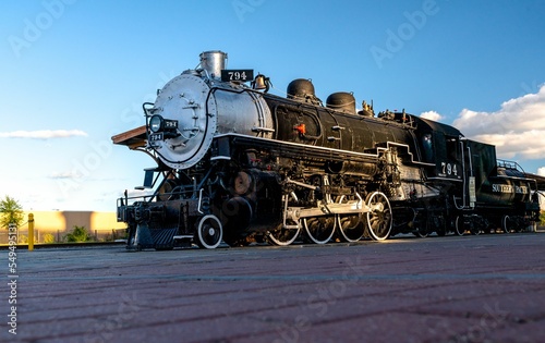Fotografia Low angle of steam engine parked against a blue sky