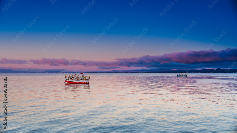 Obraz premium Fishing at dusk