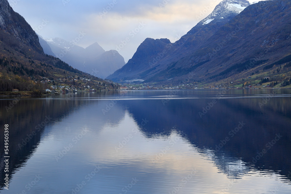 Blick auf den Innvikfjorden bei Loen in Norwegen. Die Landschaft spiegelt sich im Wasser.