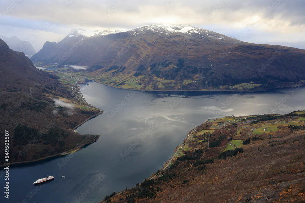 Blick auf den Innvikfjorden bei Loen in Norwegen bei regnerischem Wetter Blick auf den Innvikfjorden bei Loen in Norwegen bei regnerischem Wetter