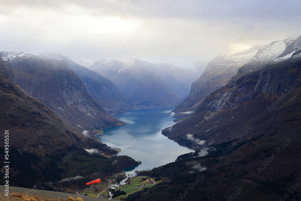 Sonnenstrahlen scheinen in den See Lovatnet bei Loen in Norwegen